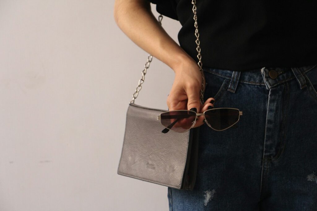 jak-dobor-okularow-do-ksztaltu-twarzy-1024x683 Okulary przeciwsłoneczne jako modny dodatek – jak wybrać idealny model?