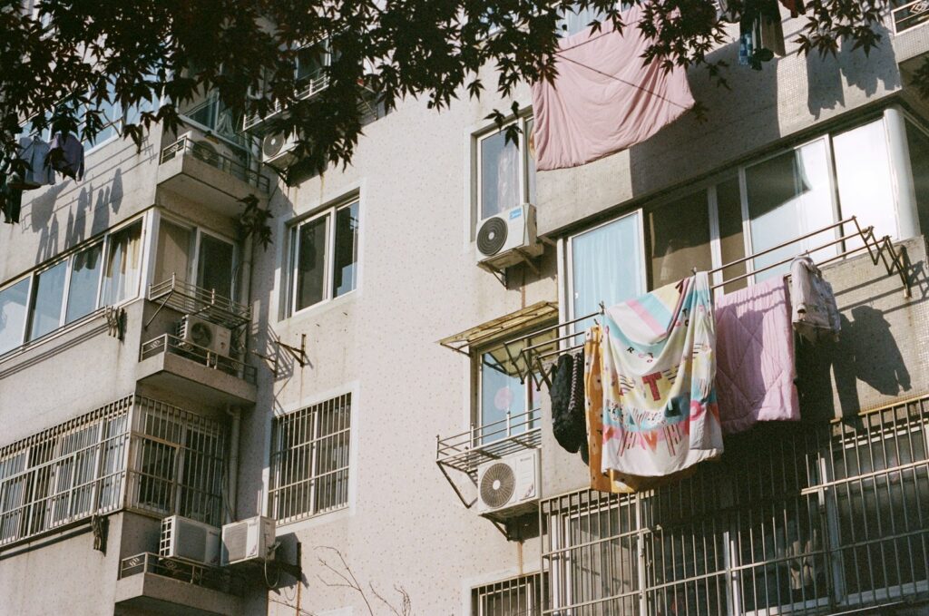 jak-maksymalne-wykorzystanie-przestrzeni-w-mieszkaniu-1024x679 Sprytne triki na porządek w małych mieszkaniach – jak maksymalnie wykorzystać przestrzeń?