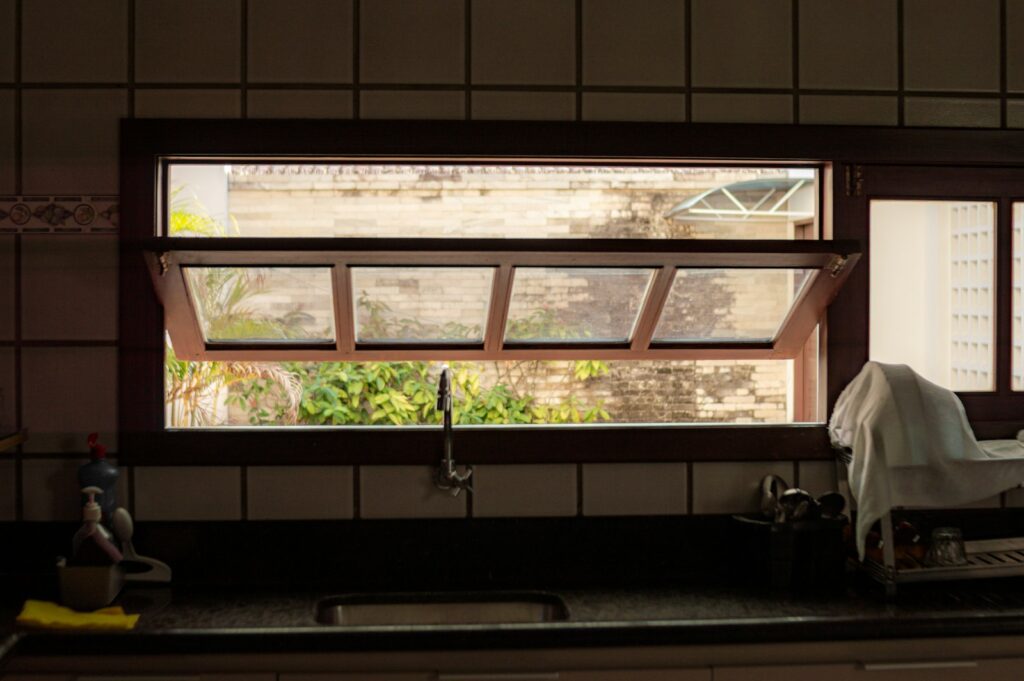 jak-odnawianie-kuchennego-blatu-po-plamach-1024x681 Jak uratować kuchenny blat po tłustych plamach i jednocześnie odświeżyć wygląd całej kuchni małym kosztem