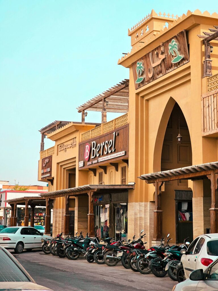 jak-planowanie-letnich-zakupow-w-galerii-768x1024 Jak zaplanować zakupy w galerii latem, żeby szybko znaleźć potrzebne rzeczy i nie wydać za dużo