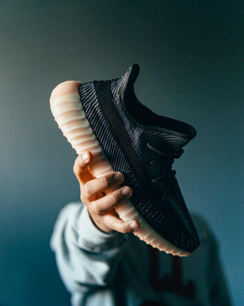 jak-sneakersy-jako-symbol-przynaleznosci-819x1024 Miasto pod stopami – sneakersy, które tworzą vibe ulicy