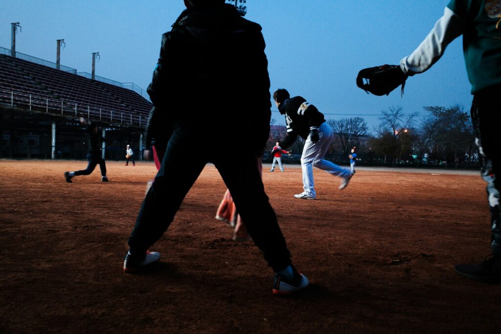 jak-wplyw-sportu-na-emocje-mlodziezy-1024x683 Syn wracał z treningu i wreszcie nie trzaskał drzwiami - dlaczego regularny sport naprawdę pomaga w zachowaniu młodzieży