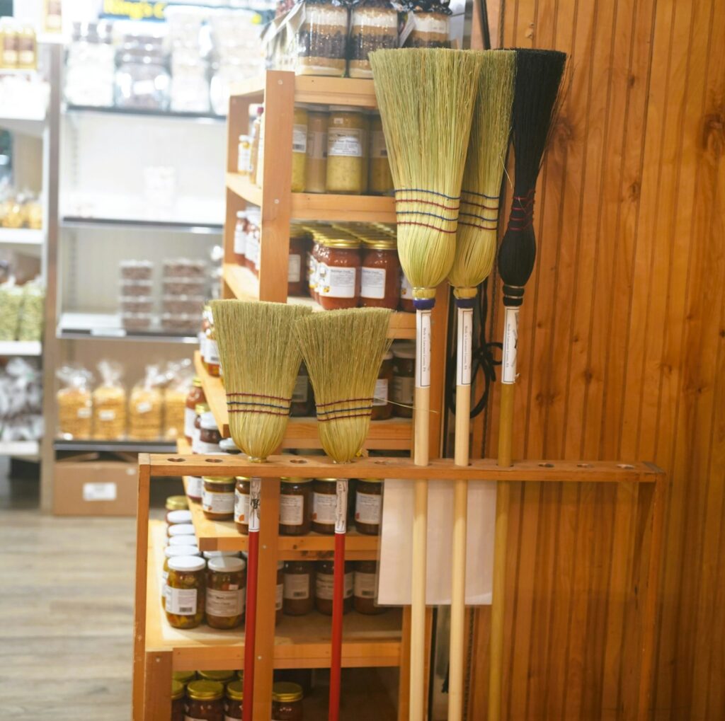 jak-wybar-praktycznego-sprzatu-sprzatajacego-1024x1019 Jak wybierać sprzęt do sprzątania żeby naprawdę ułatwiał życie a nie zajmował miejsce w szafie