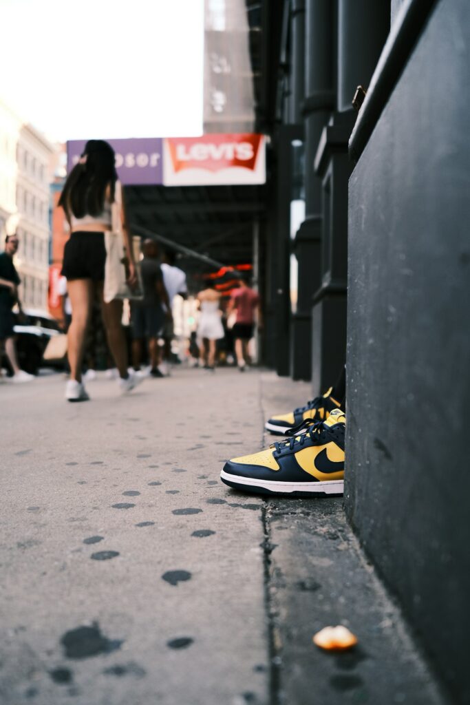 jak-zmiana-interakcji-z-architektura-683x1024 Schody, mury i poręcze – sneakersy w miejskiej przestrzeni